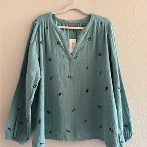 Blue Floral Embroidered Women's Top. PTP 29”, Length 29”